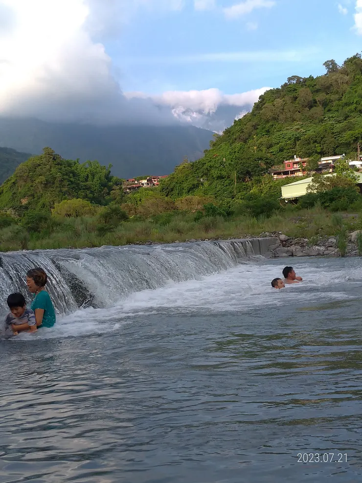 林邊溪，二峰圳取伏流水源處，水瀑後底空間聽溪聲，棒極