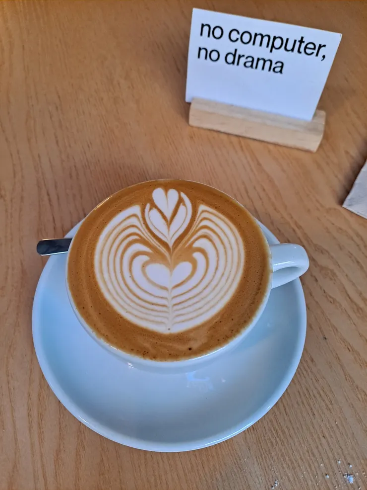 靜靜地品味咖啡就對了