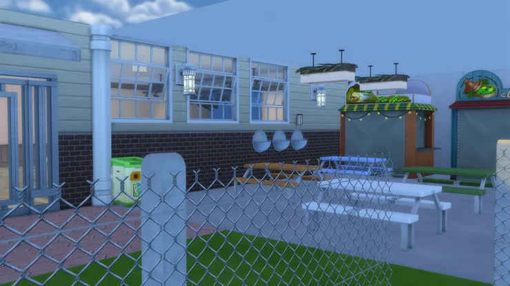 在校園裏可以踢球、或者跟老師同學吃邊美食邊聊天,真是開心!