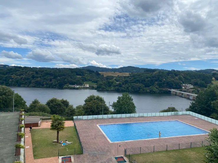 鎮上漂亮的游泳池，吃點心時意外發現，謝謝救生員讓我穿legging跟運動內衣下水游。