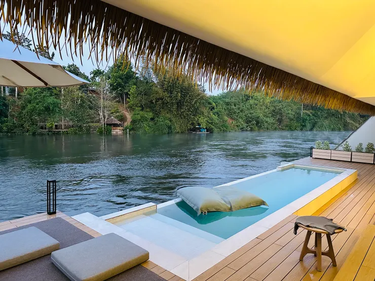 有河景的室外泳池