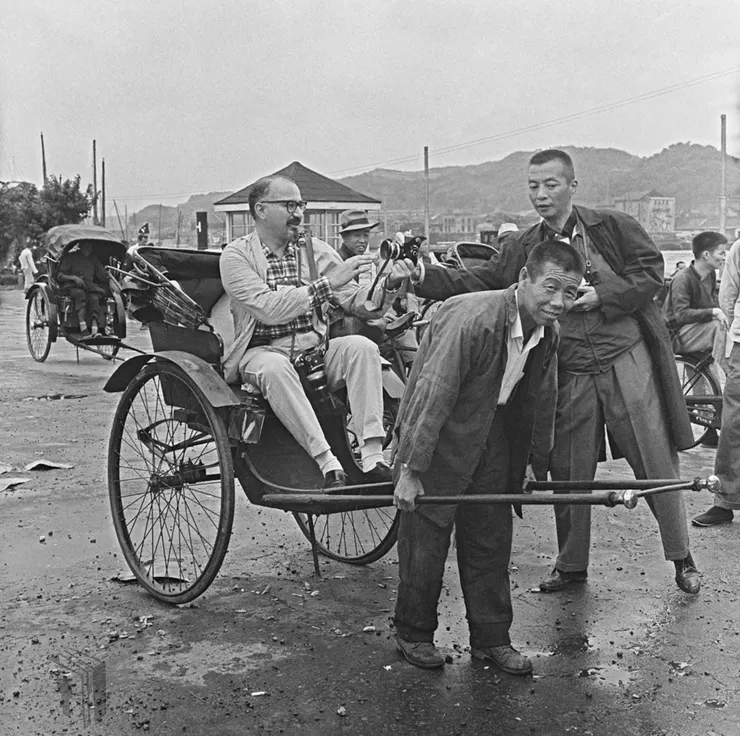 圖7 劇組人員搭乘黃包車試鏡 案名：音樂舞蹈 檔號：0056/0093/1 來源機關：行政院新聞局 管有機關：國家發展委員會檔案管理局