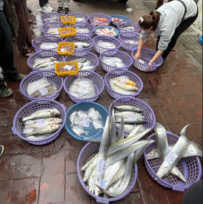 ▲得標魚販立即在場外販售