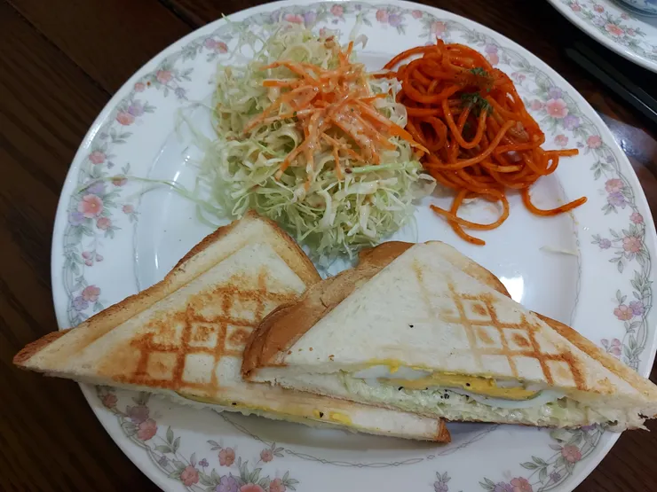 日式早餐店的三明治和台灣的很像?