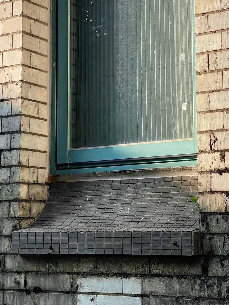 小口磁磚拼貼出窗台下的圓弧線條