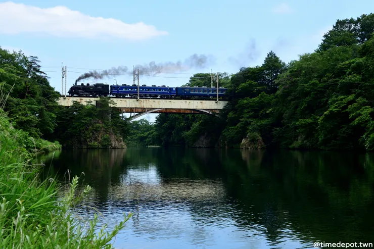 在沒有多餘人工景物的自然環境中，懷舊的蒸汽火車緩緩通過鬼怒川橋