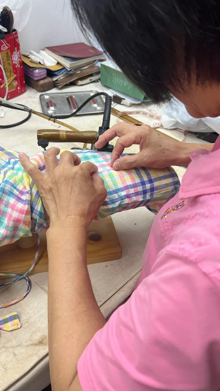 專注處理細節的製衣師傅,好帥