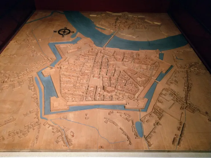 德勒斯登的起源可追溯至12世紀末，商人最早在易北河和聖母教堂附近定居。1168年發現銀礦，貿易變得越來越重要。第一座跨河橋梁可能建於1200年前。15世紀末Wettiner家族定居於此，德勒斯登開始擴張，16世紀成為德國最大的防禦城市