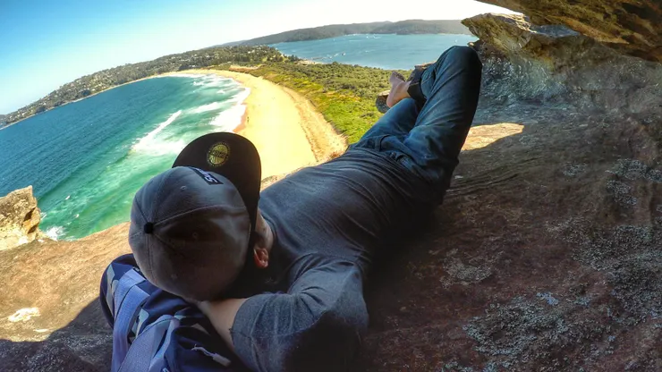 在海岸岩洞裡,讓陽光與風替我蓋上一層自由