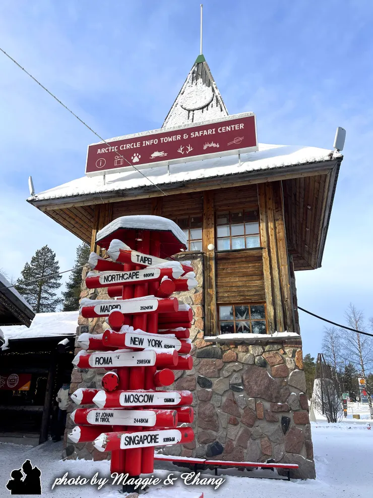 北極圈的地標處，這個指標樁記錄著世界各地的距離，也紀錄下我們與夢想的距離。                                                             從台北出發，追光的旅程就此展開。📍❄️