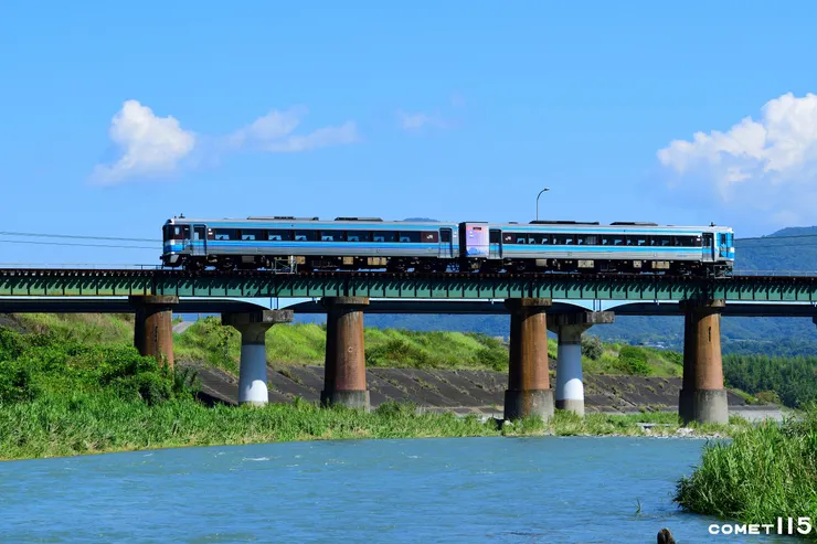 帶有弧度的穴吹川橋是德島線上的熱門攝影點(攝於川田=穴吹)