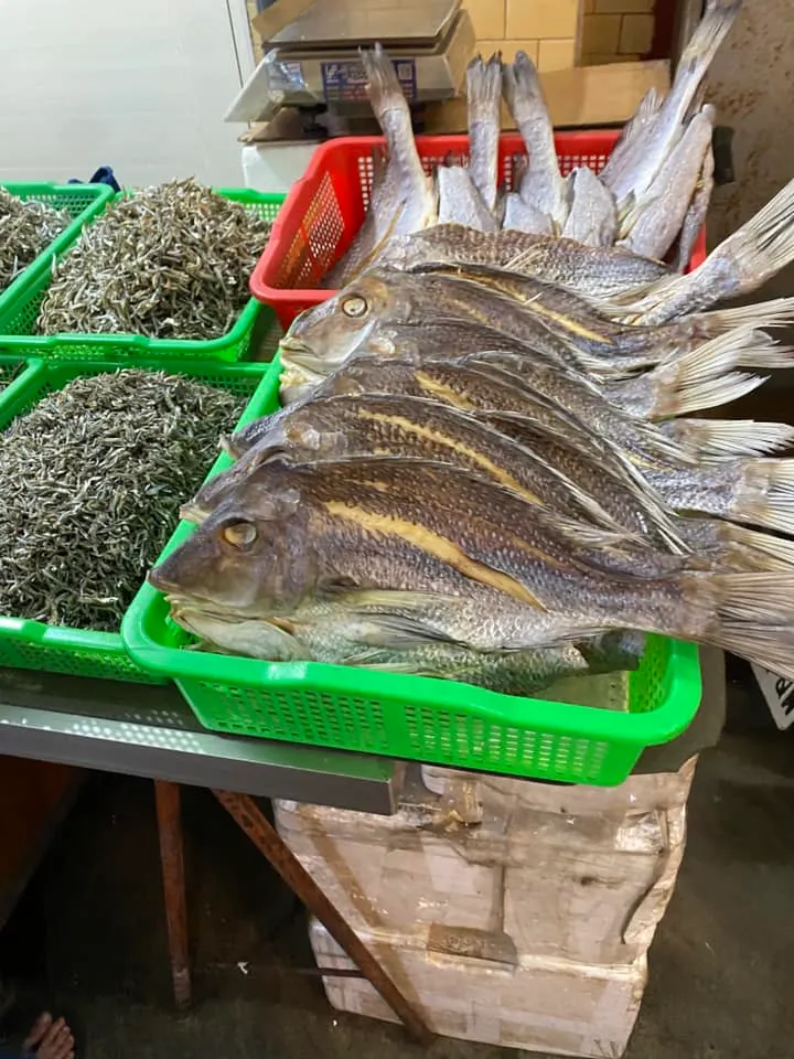 當地傳統市場有很多鮮味，愛吃海鮮的人可以打包帶走，而我都固定帶走我喜歡的市場美味