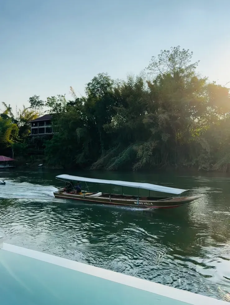 一開始以為來接我們的是這艘