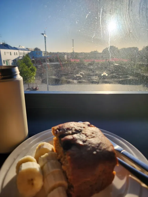 在Hostel搭配舒服陽光的早餐 :)