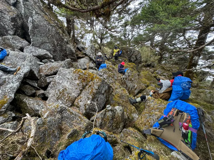 在石塊區休息。