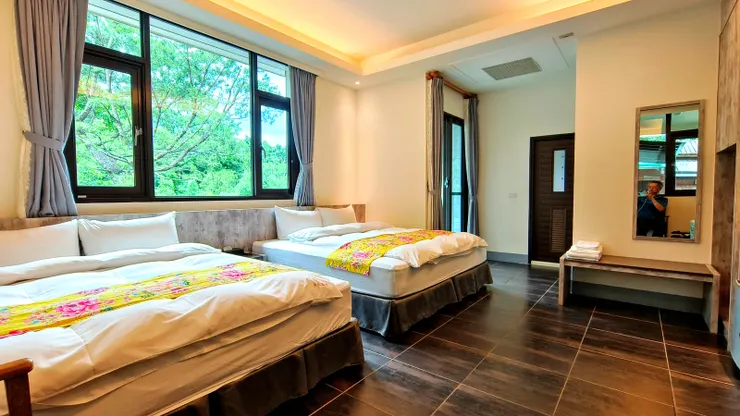 【蔓森活到了十六人卻是近年高峰！去年走四十二份步道經過時即相好的民宿，今年訂了8間雙人房，這間其實可住4人，我們對住宿品質很滿意。】