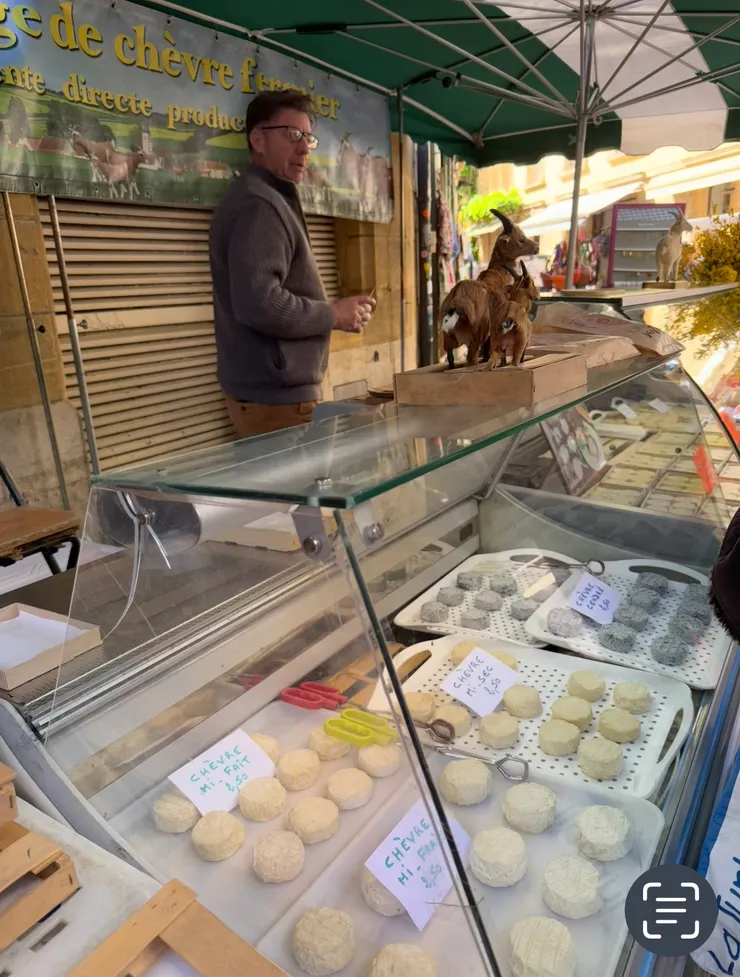 山羊起司攤位，買的人看起來都是當地人，老主顧