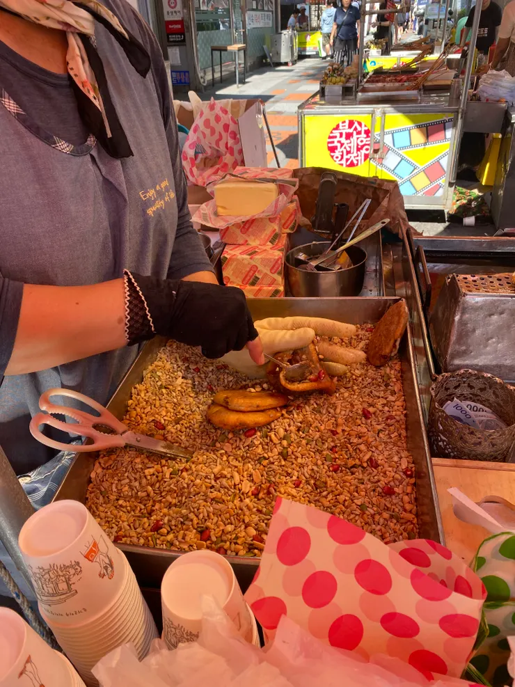 糖餅炸好之後在釜山會塞進滿滿的堅果