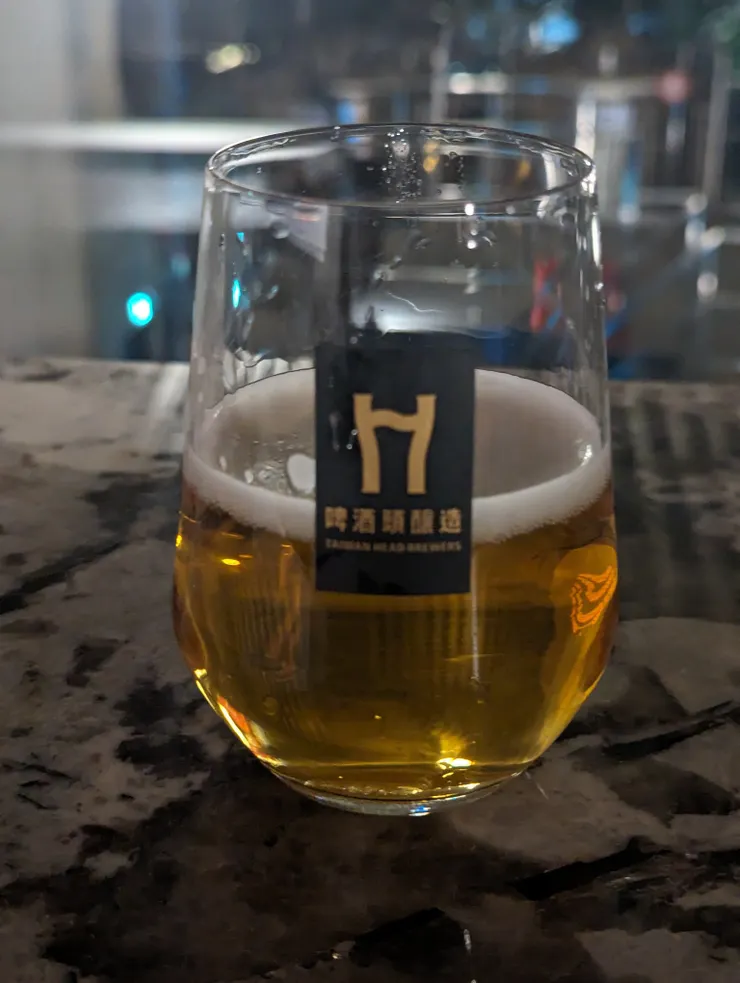 酒體金黃、澄清透明