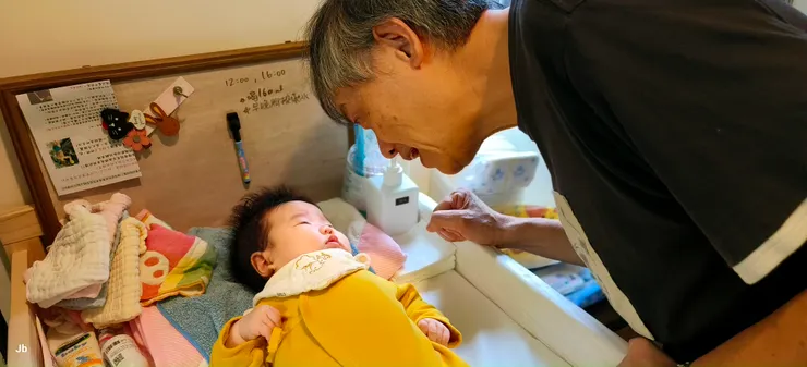 小孫女萬萬的笑容帶來絲許安慰