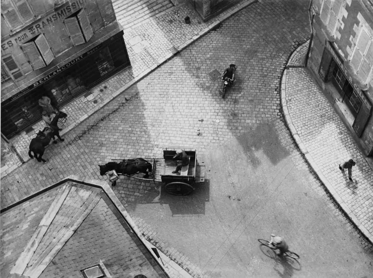《布盧瓦的十字路口》（Carrefour Blois），安德烈·柯特茲（André Kertész）攝於1930年。