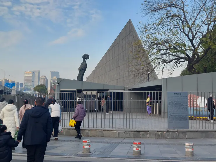 侵華日軍南京大屠殺遇難同胞紀念館入口的檢票及安檢處