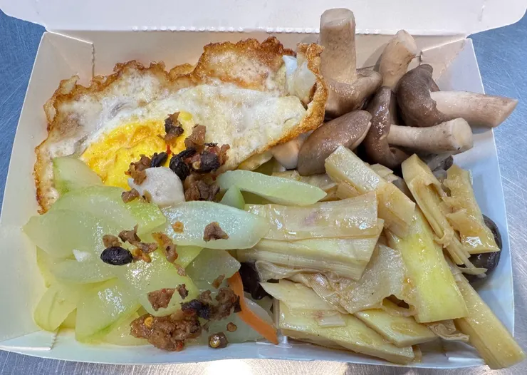 自助餐荷包蛋2顆+炒大黃瓜+炒草菇+炒筍絲