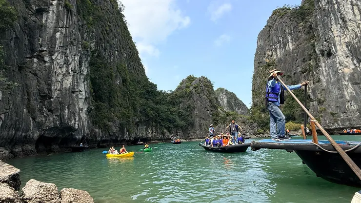 四周被垂直的石灰岩壁圍繞的天井洞