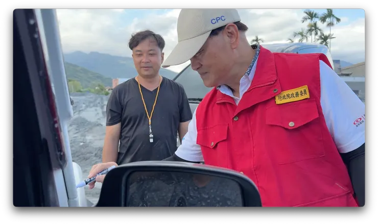 湘騰與正在幫他車子簽名的季總協調官