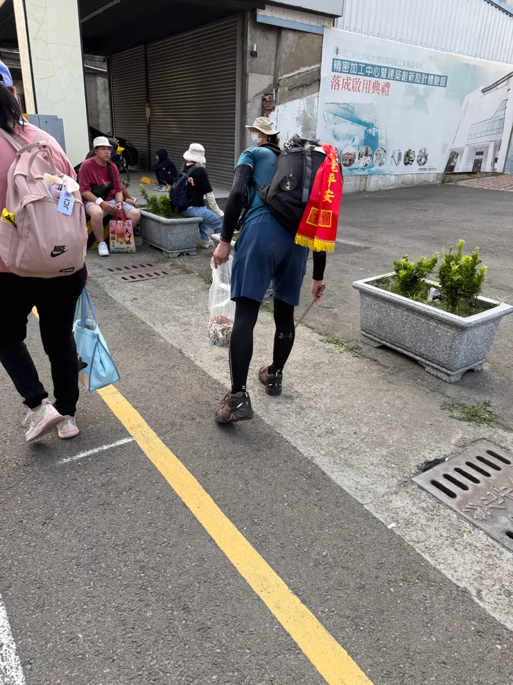 撿煙蒂檳榔渣的