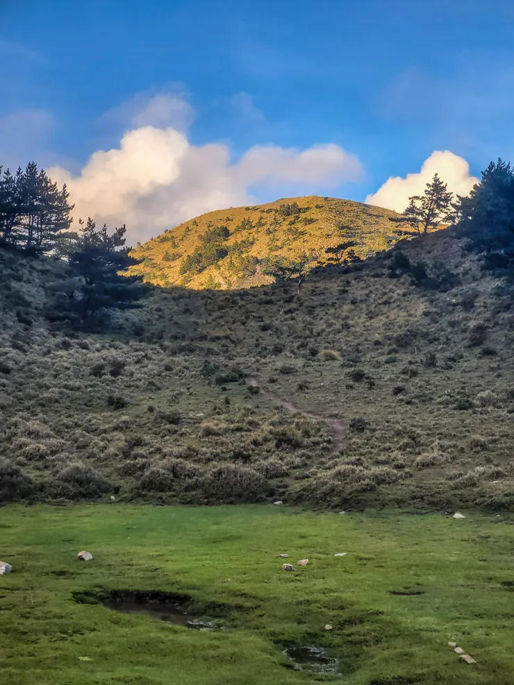 遠方山頭一抺夕陽黃，好漂釀～～