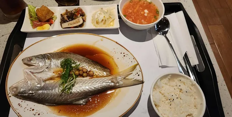 剖半的魚很可愛