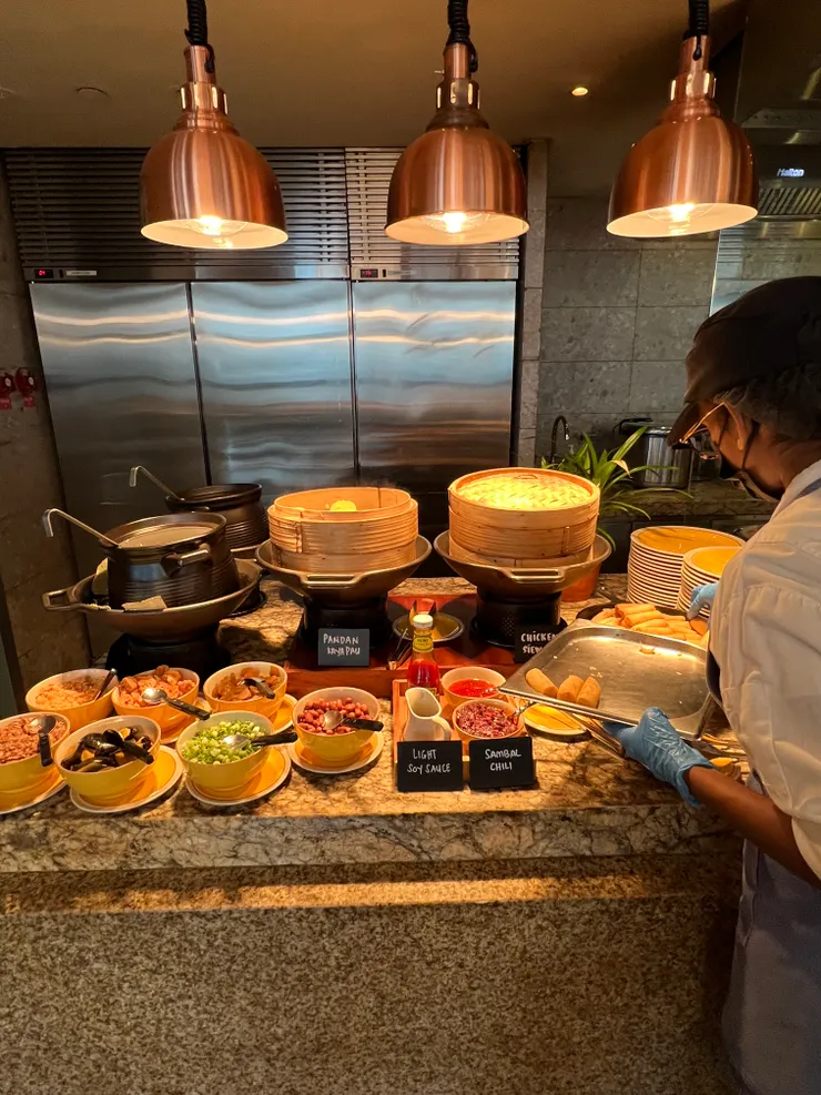 有中式粥品、小菜、燒賣還有炸春捲。