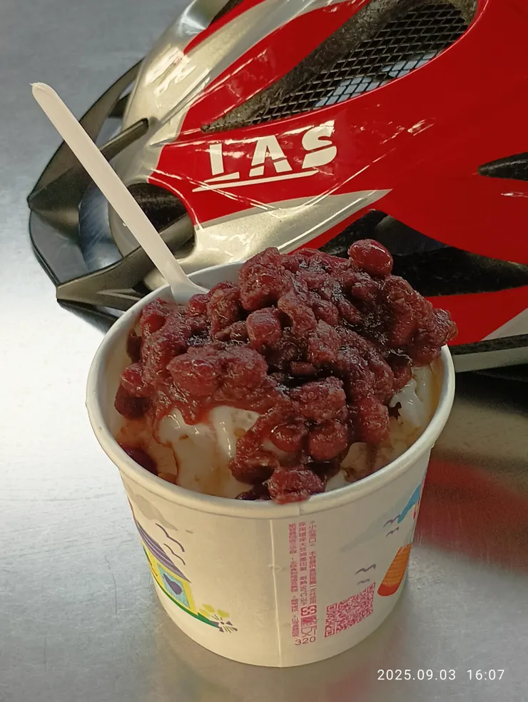 冰淇淋一球20三球加一大匙紅豆共65元，自拍攝