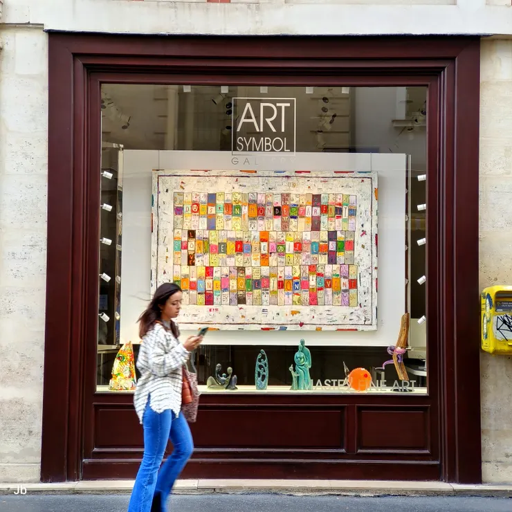 【瑪黑區街頭漫拍，藝廊櫥窗前看手機的少女！】