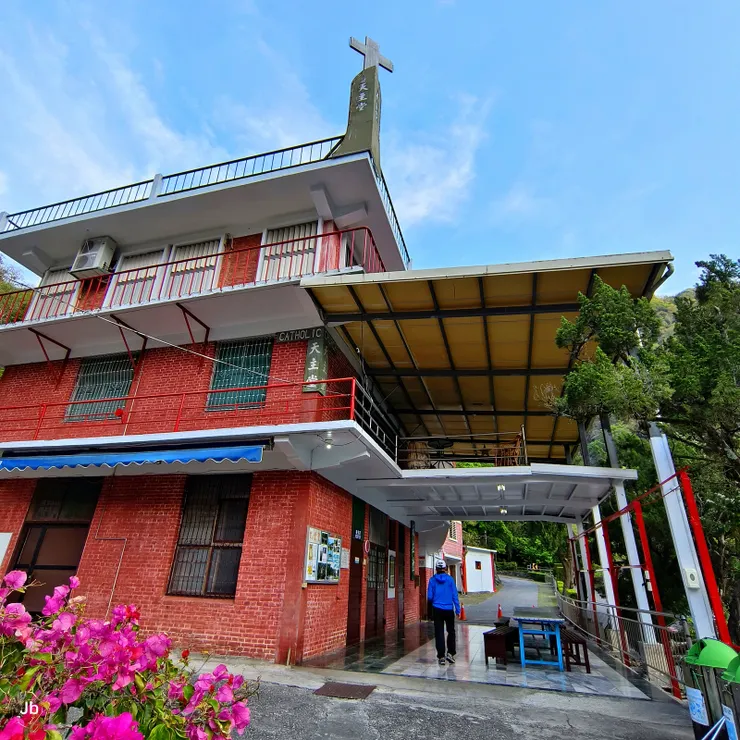 【經過天主堂到活動中心吃早餐！古樸的紅磚建築，很有味道。】