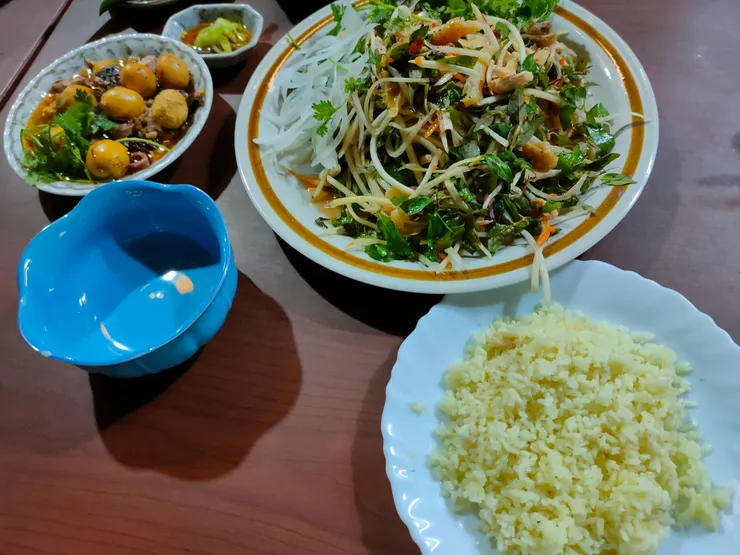 生菜超多的雞飯