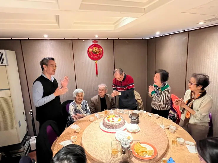 2024年二月，弟弟（左）在聚餐的時候宣布當天正好是爸媽結婚67週年紀念，爸媽（左二與左三）驚喜不已，叔叔嬸嬸紛紛站起來拍手歡呼。