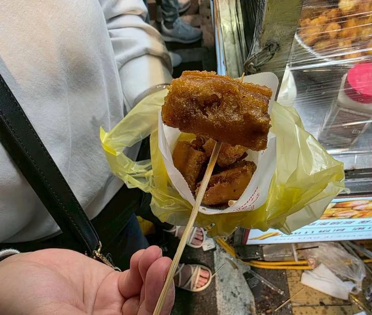 以我平常不太敢吃海鮮的人來說，這款算是能接受的類型(海鮮味不明顯算是優點嗎?🤣) 口感更像是在吃酥脆炸雞風味的油條，外酥內軟。 如果喜歡創意炸物，可以嘗試看看。