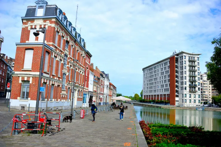 【前往大公園途中經過瓦爾特碼頭(Lille vue quai du wault)附近住宅區】