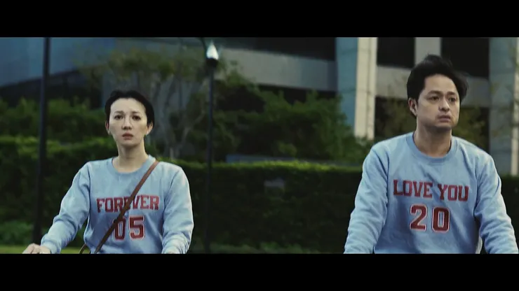 畫面兩人穿情侶衣，男方LOVE YOU 5、女方FOREVER 20，520我愛你(有需要解釋?)