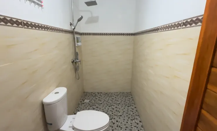 浴室的淋浴空間算是寬敞