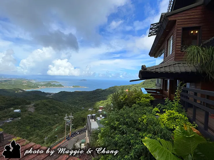 木屋依山而建，窗外就是遼闊的山海景色 🌊⛰️ 藍天白雲像畫一樣，坐在這裡喝杯咖啡，什麼煩惱都能放下。 山風徐徐吹來，時間彷彿也變慢了。💭✨