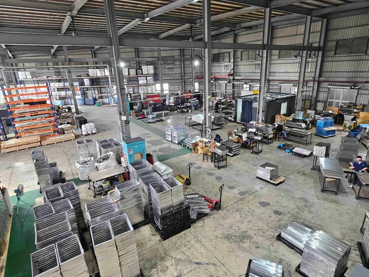 圖說：鉅為新市廠透過開放式空間規劃，強化工業濾網再生循環的工序連結。無隔閡的廠房視野，更讓製程中的橫向溝通零時差，確保每個環節精準到位。（資料來源：鉅為）