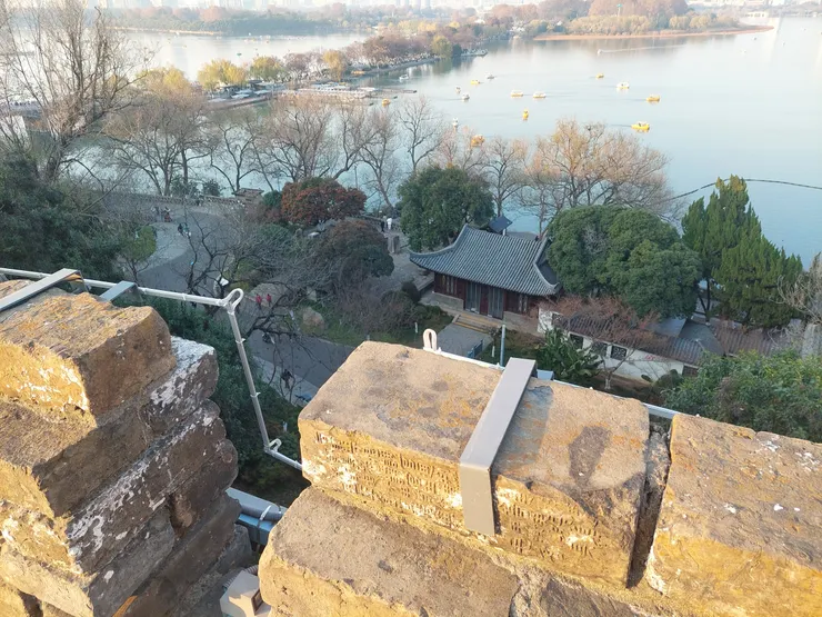 南京城牆磚及後面的玄武湖