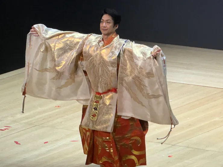 全體演員謝幕兩次，第三次只有野村萬齋出來謝幕。