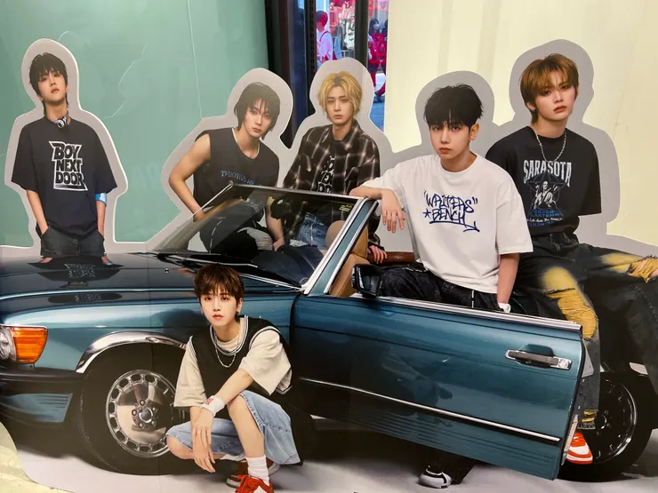 六個人乘坐實屬有點擠了XD