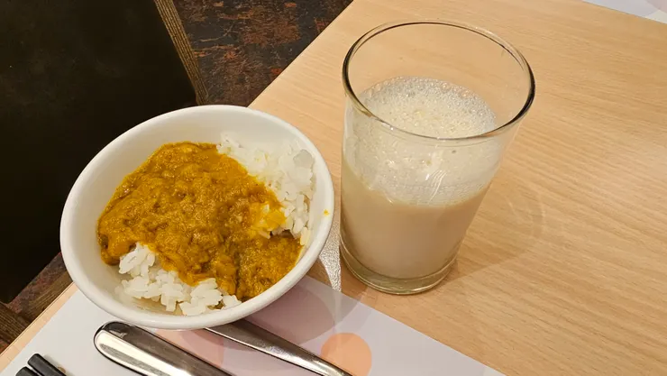 左邊是咖哩飯!右邊是無糖豆漿!