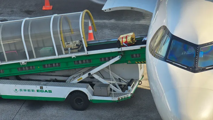 那個從滾帶車輸送帶上運下來的金色提袋是在韓國買的海苔!