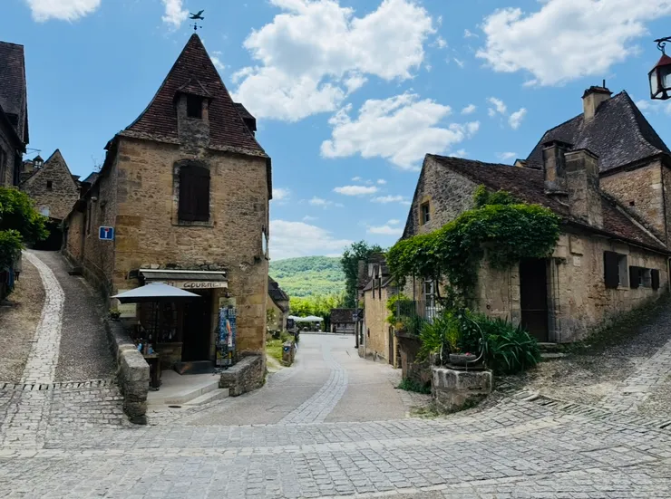 從左邊的小路開始我們的爬山